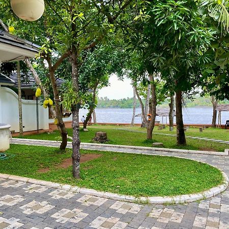 Appartamento Waterfront By Palmyra Kollam Esterno foto