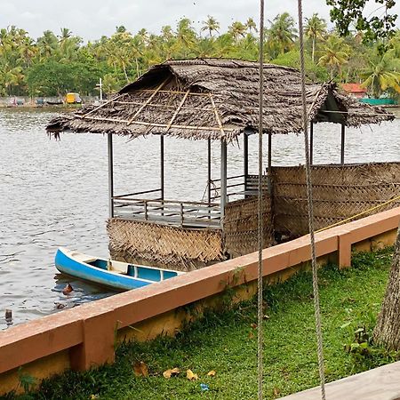 Appartamento Waterfront By Palmyra Kollam Esterno foto