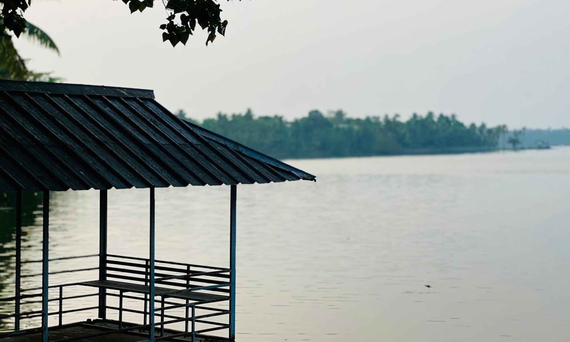 Appartamento Waterfront By Palmyra Kollam Esterno foto