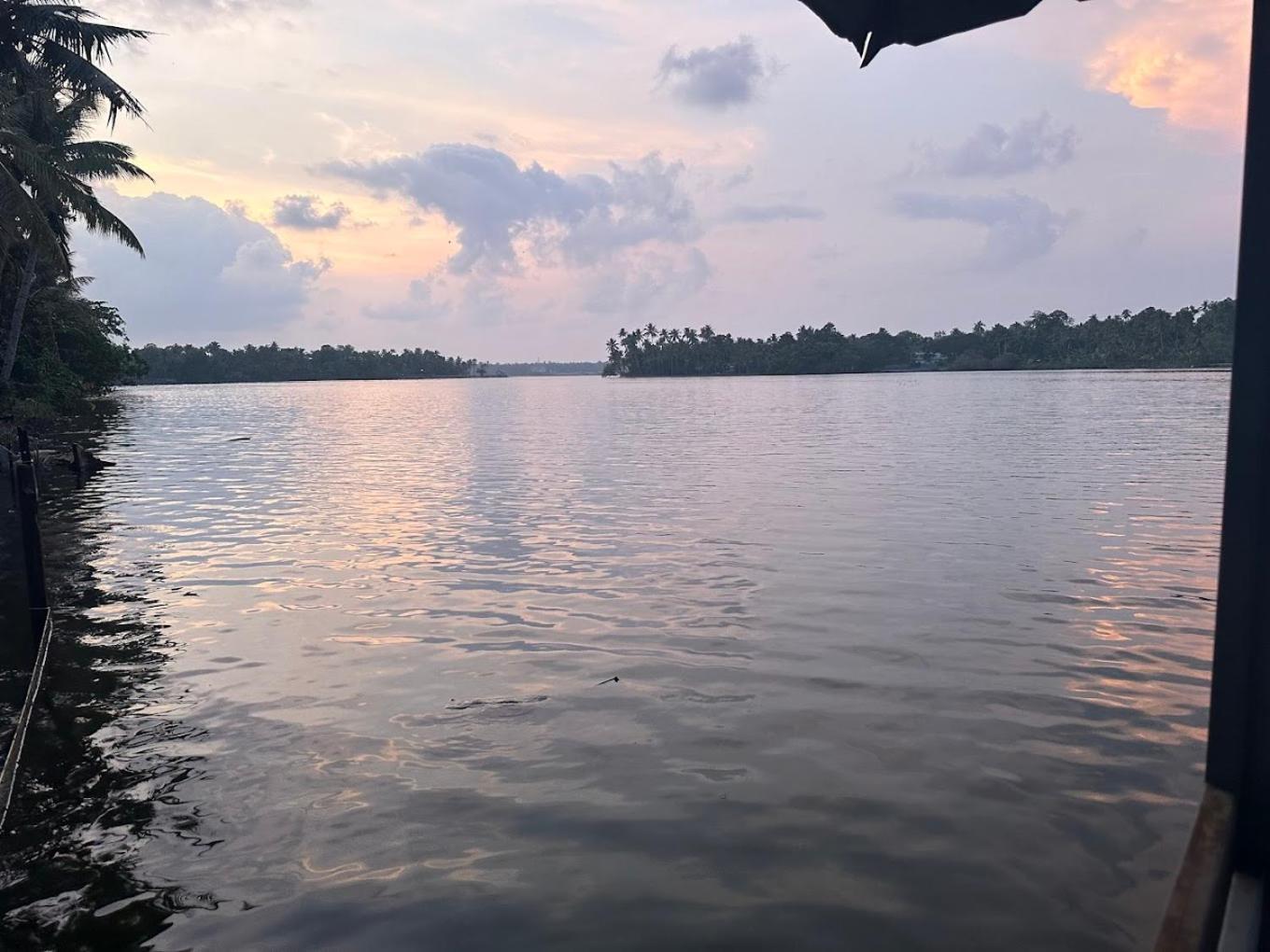 Appartamento Waterfront By Palmyra Kollam Esterno foto