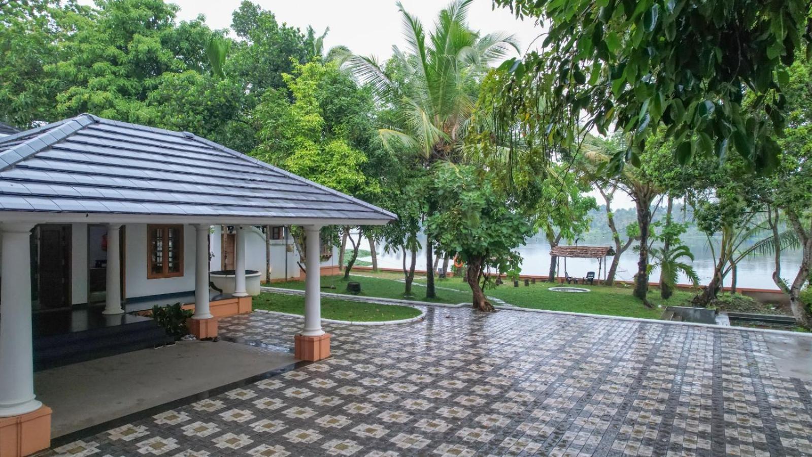 Appartamento Waterfront By Palmyra Kollam Esterno foto