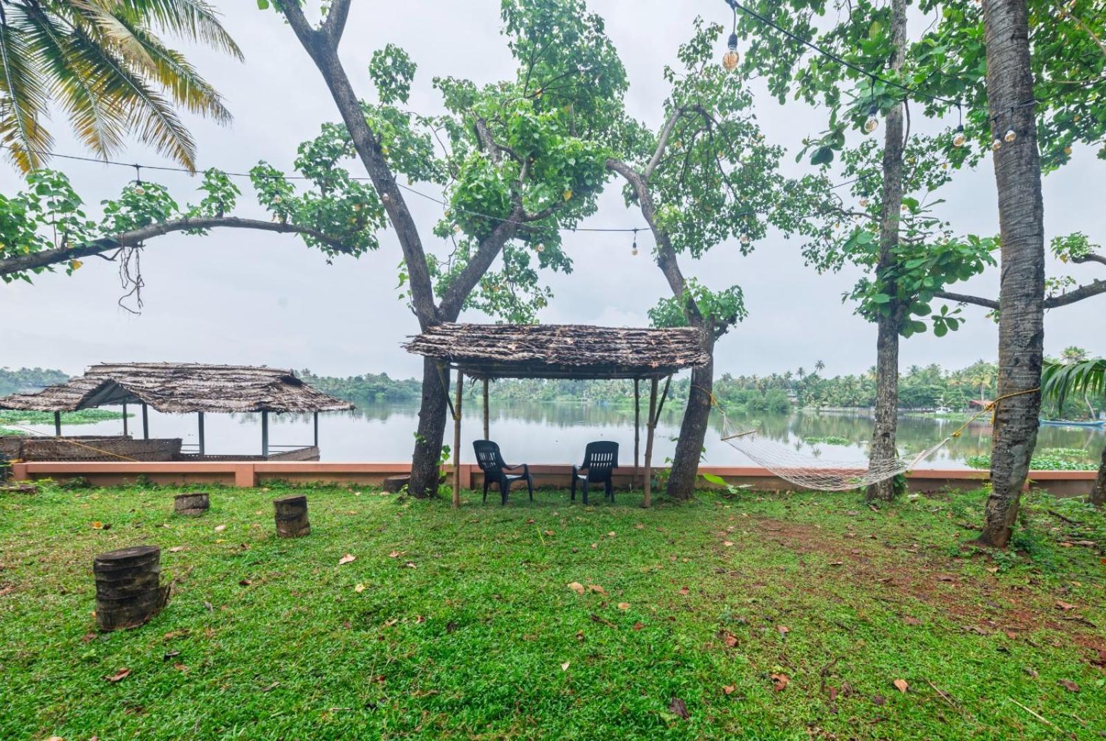 Appartamento Waterfront By Palmyra Kollam Esterno foto