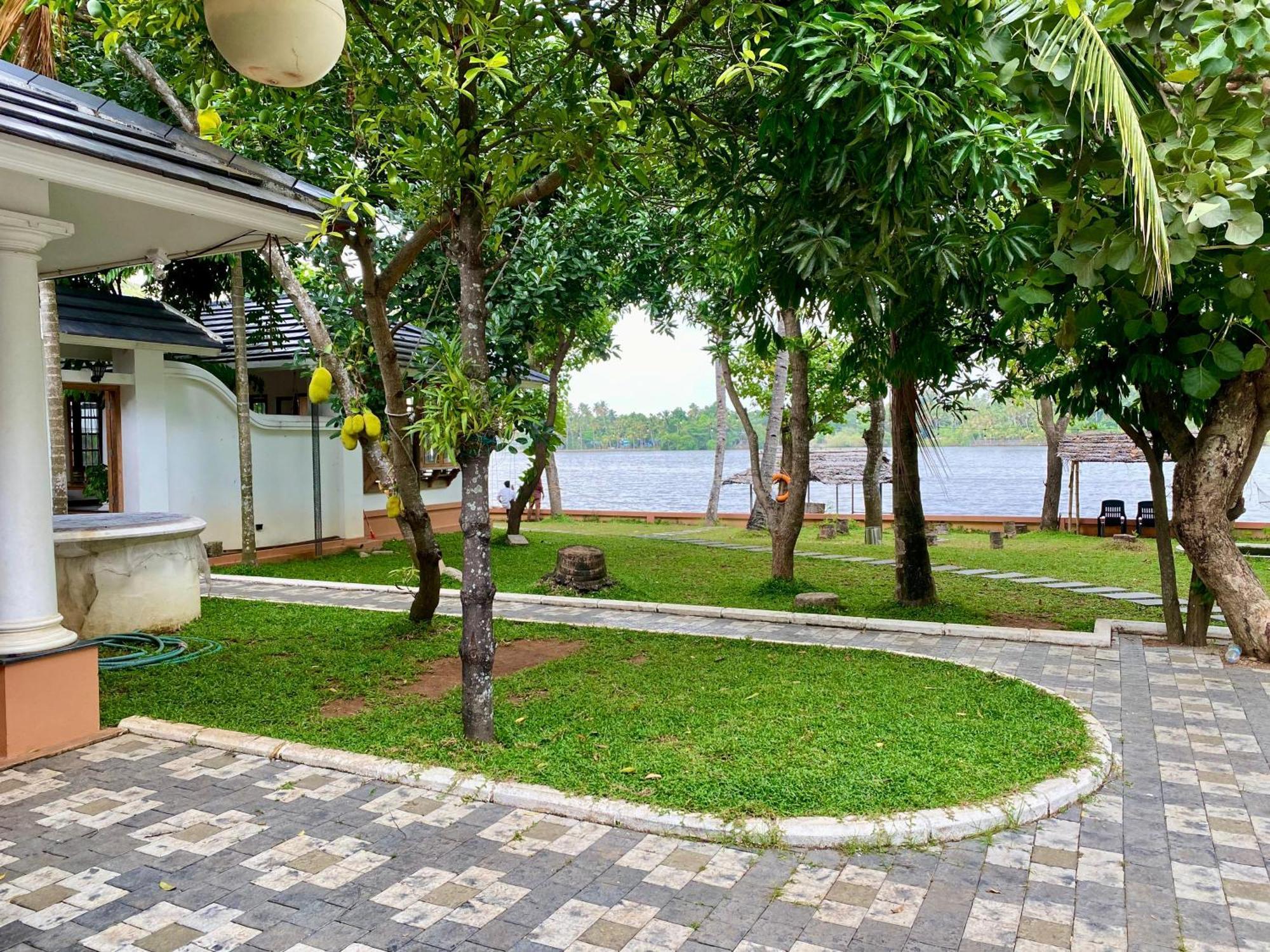Appartamento Waterfront By Palmyra Kollam Esterno foto