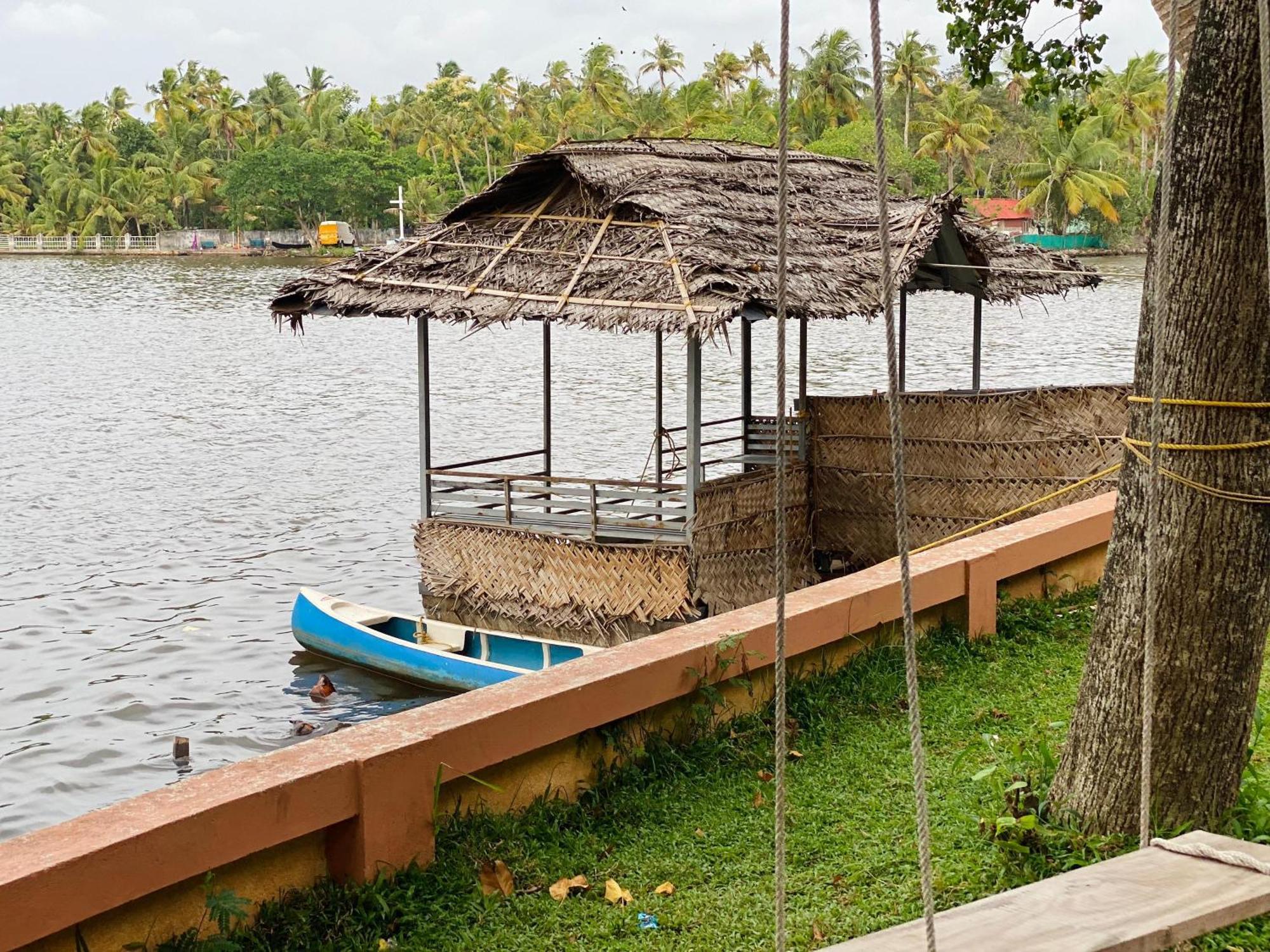 Appartamento Waterfront By Palmyra Kollam Esterno foto