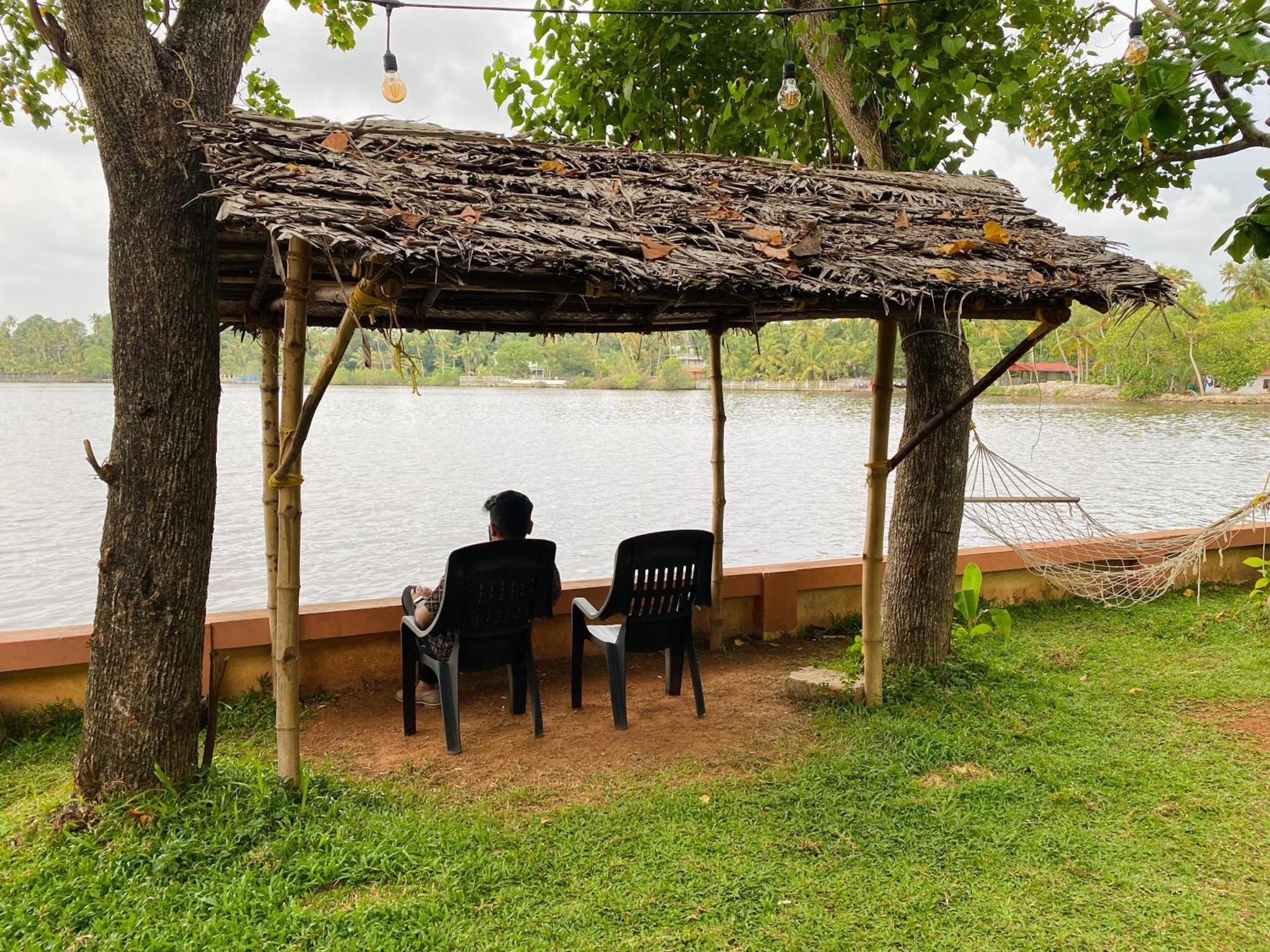 Appartamento Waterfront By Palmyra Kollam Esterno foto
