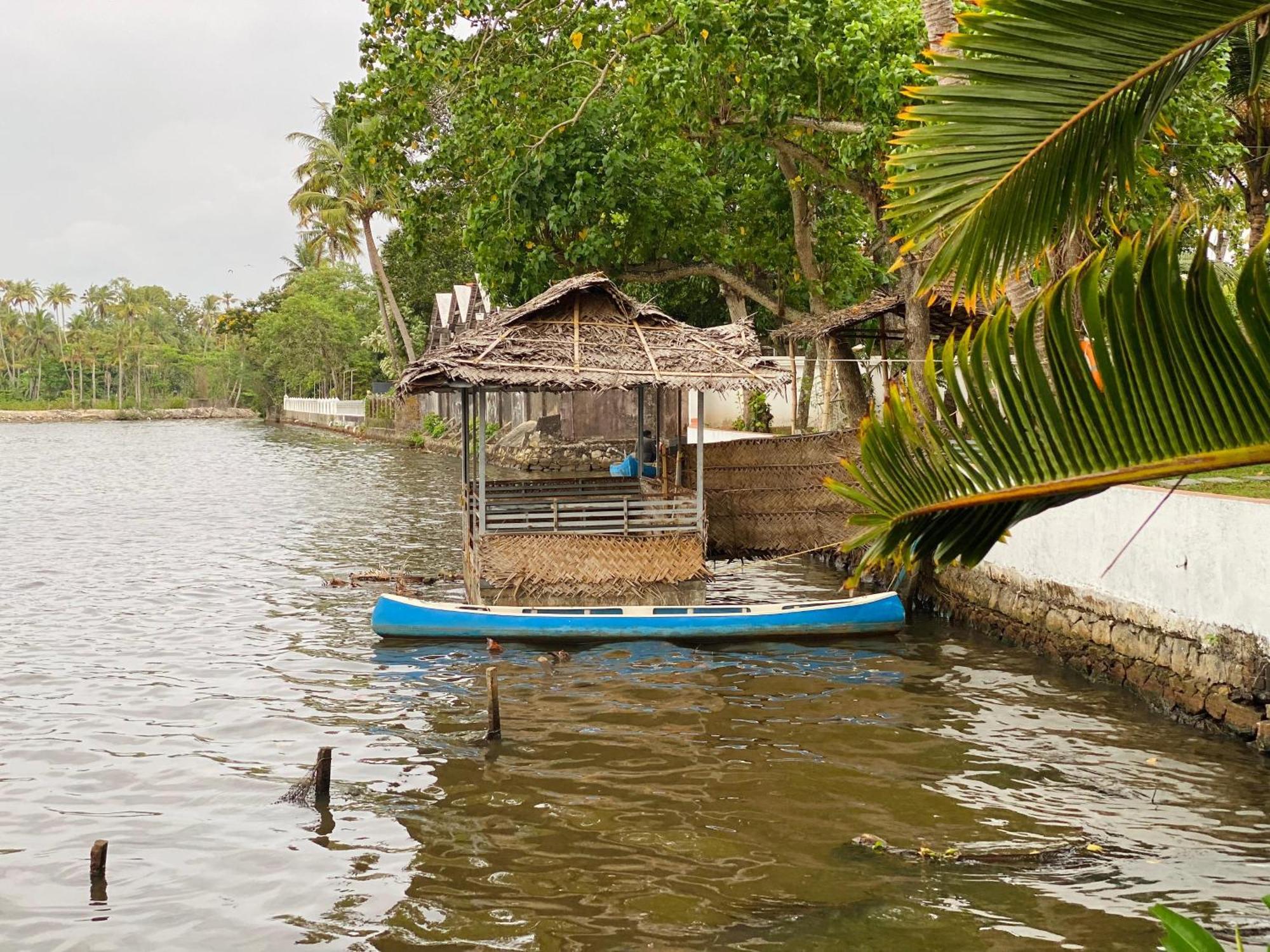 Appartamento Waterfront By Palmyra Kollam Esterno foto