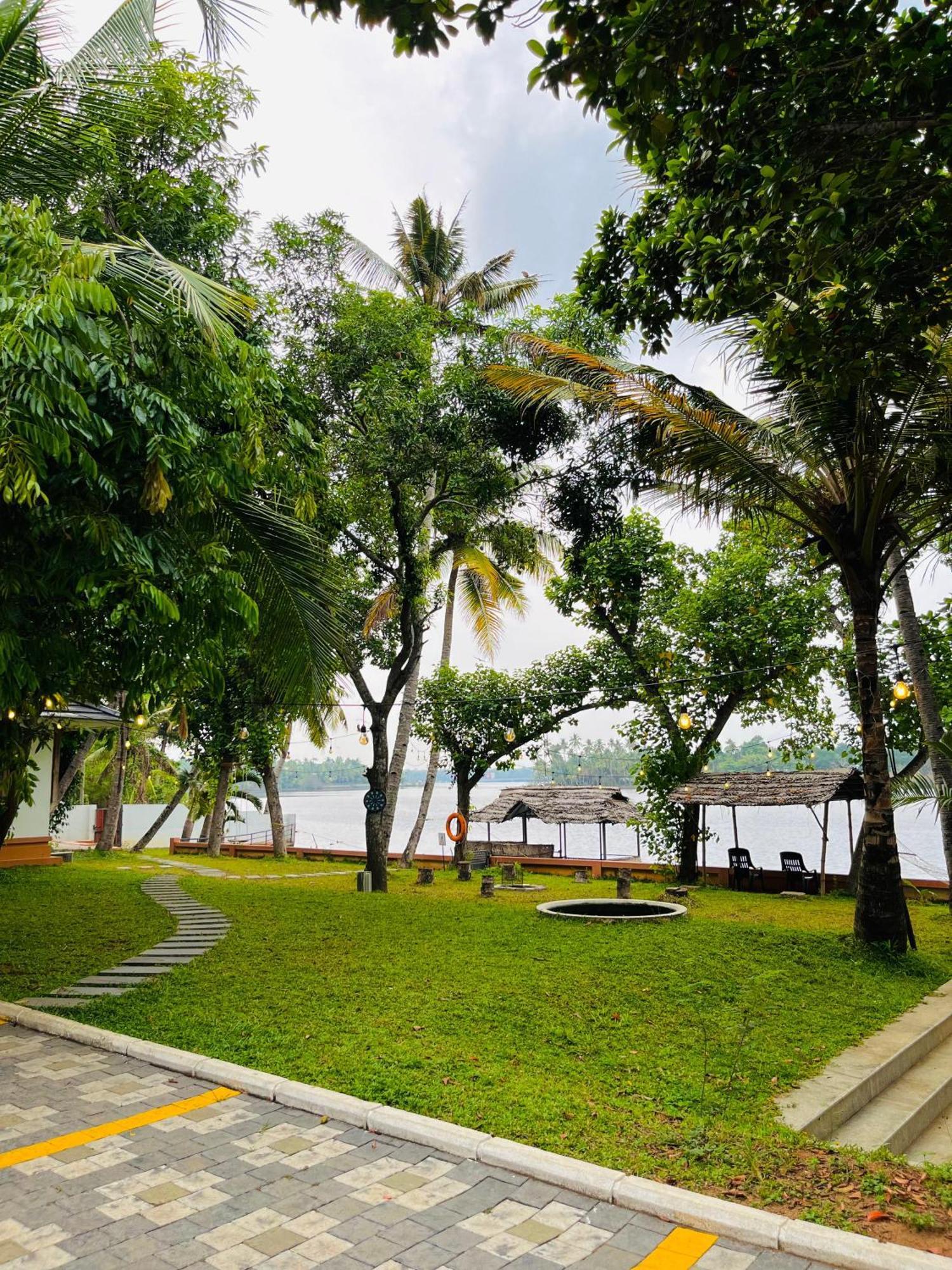 Appartamento Waterfront By Palmyra Kollam Esterno foto